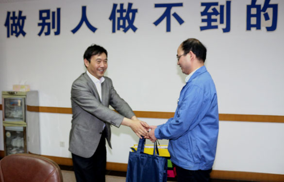 2015年5月12日，溧阳市总工会领导到leyu电缆慰问劳动模范