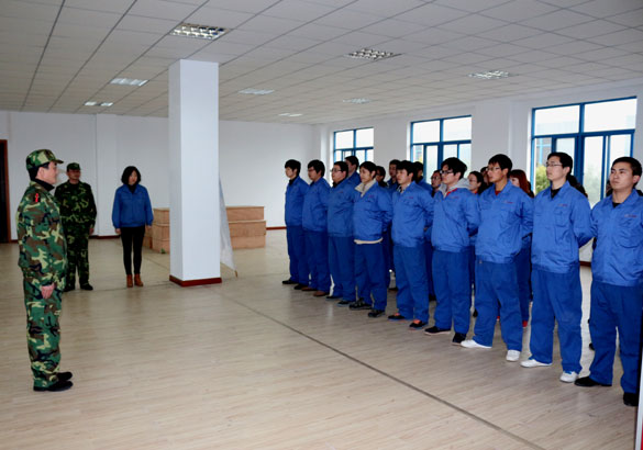leyu组织2014年新员工进行军训